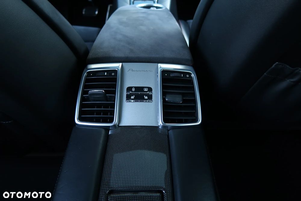 Porsche Panamera GTS - 38