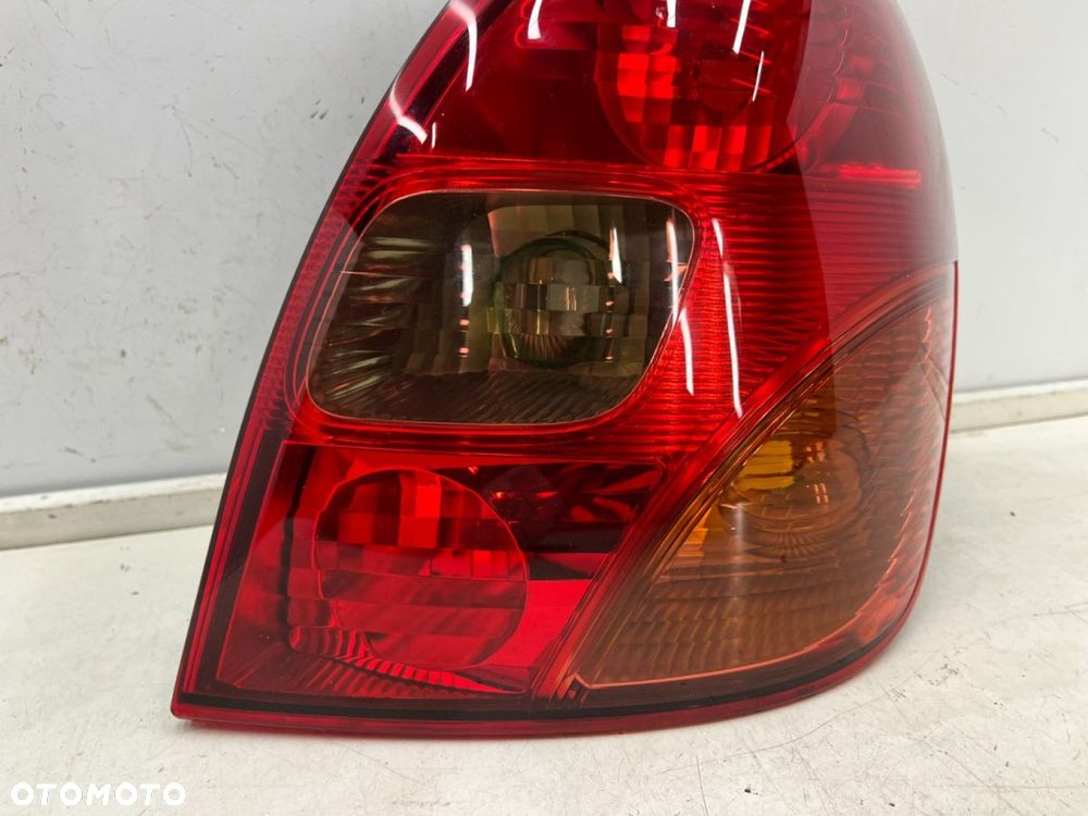 Lampa Toyota Corolla Verso I E12 01-04r. prawa tylna w błotnik oryginalna prawy tył - 3