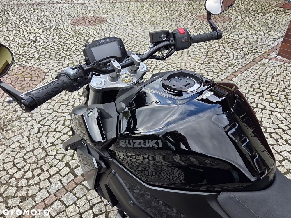 Suzuki GSX - 23