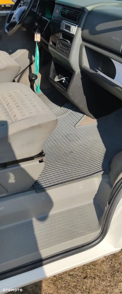 Volkswagen Caravelle - 16