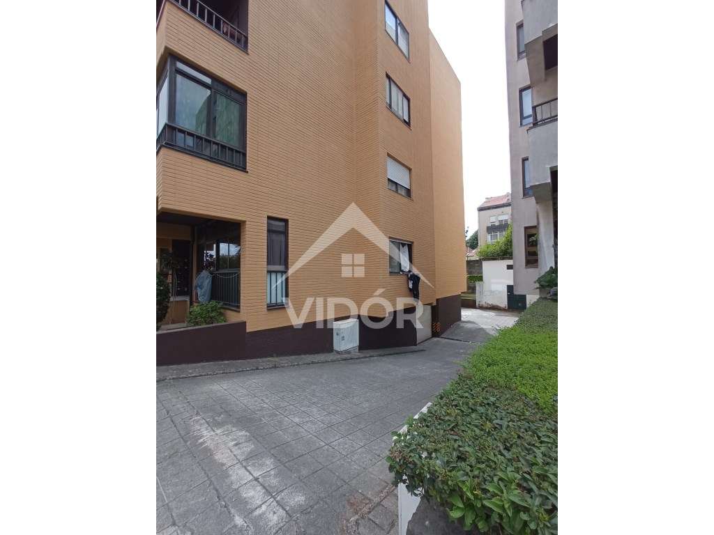 Garagem na Rua Bernardim Ribeiro Nº 260 - Circunvalação - Grande imagem: 2/5