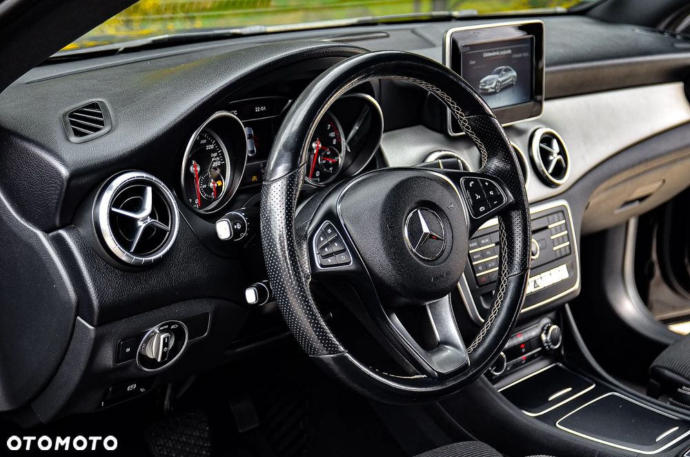 Mercedes-Benz CLA 200 7G-DCT Peak Edition - 27