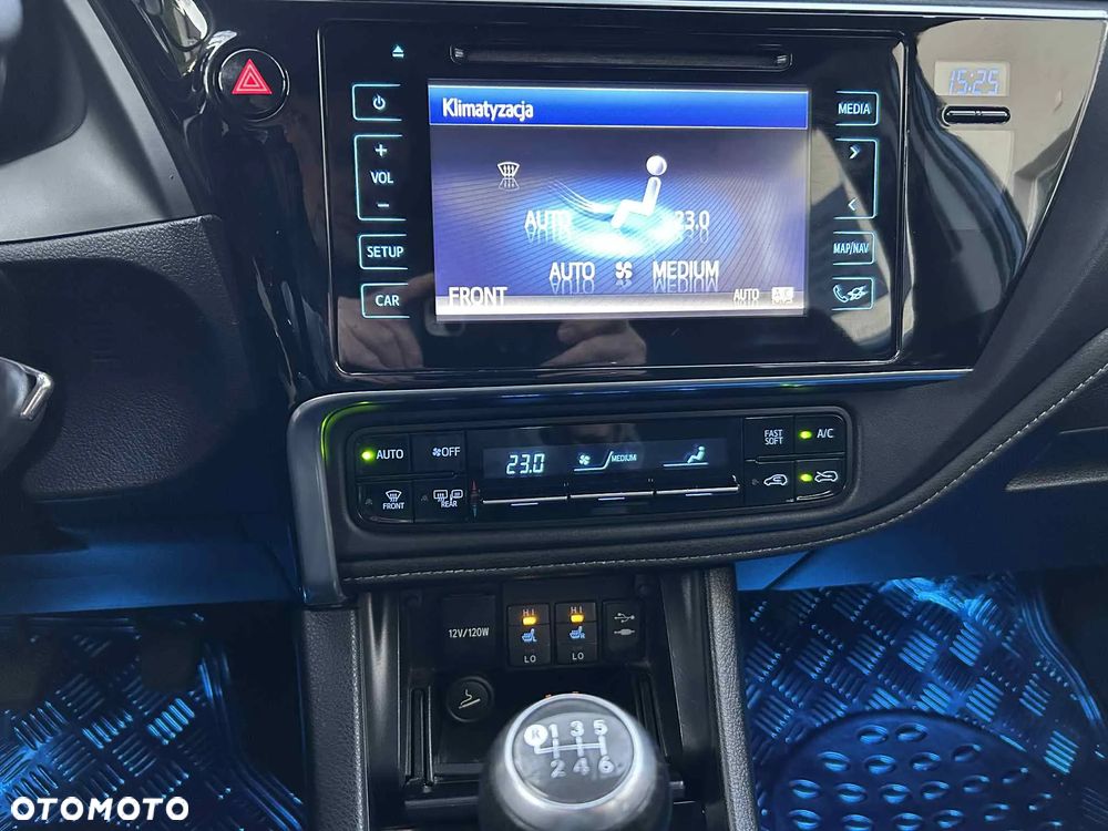 Toyota Auris 1.6 Premium - 19