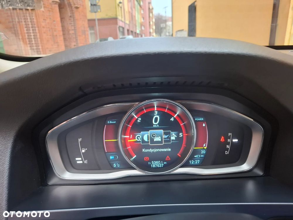 Volvo V60 D6 AWD Plug-in Hybrid R-Design Summum - 27