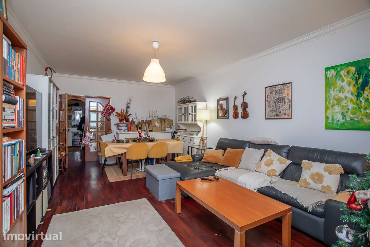 Excelente T2 na Tapada das Mercês, com 124 m² de área bruta - Grande imagem: 2/22