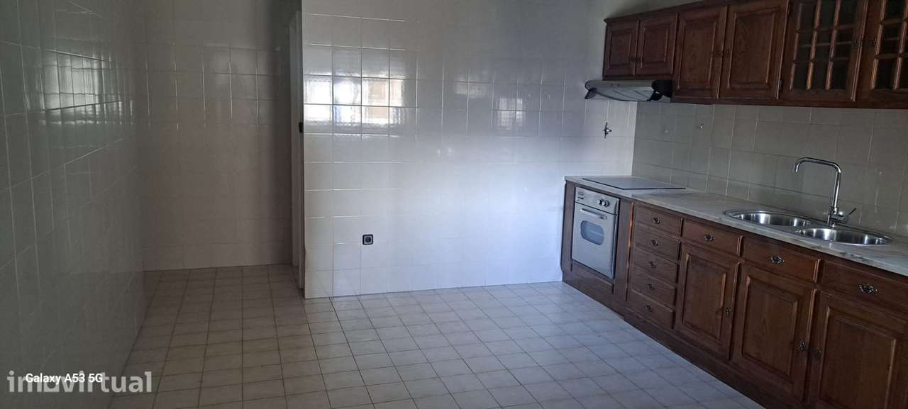 Apart T3, cozinha equipada e garagem, próximo das Piscinas Municipais. - Grande imagem: 5/26