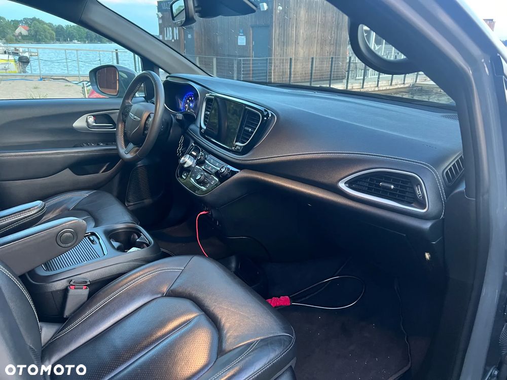Chrysler Pacifica - 12