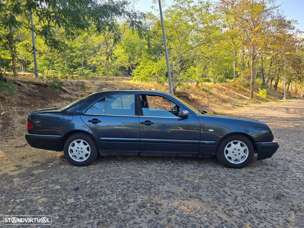 Mercedes-Benz E 220 D Elegance - 3
