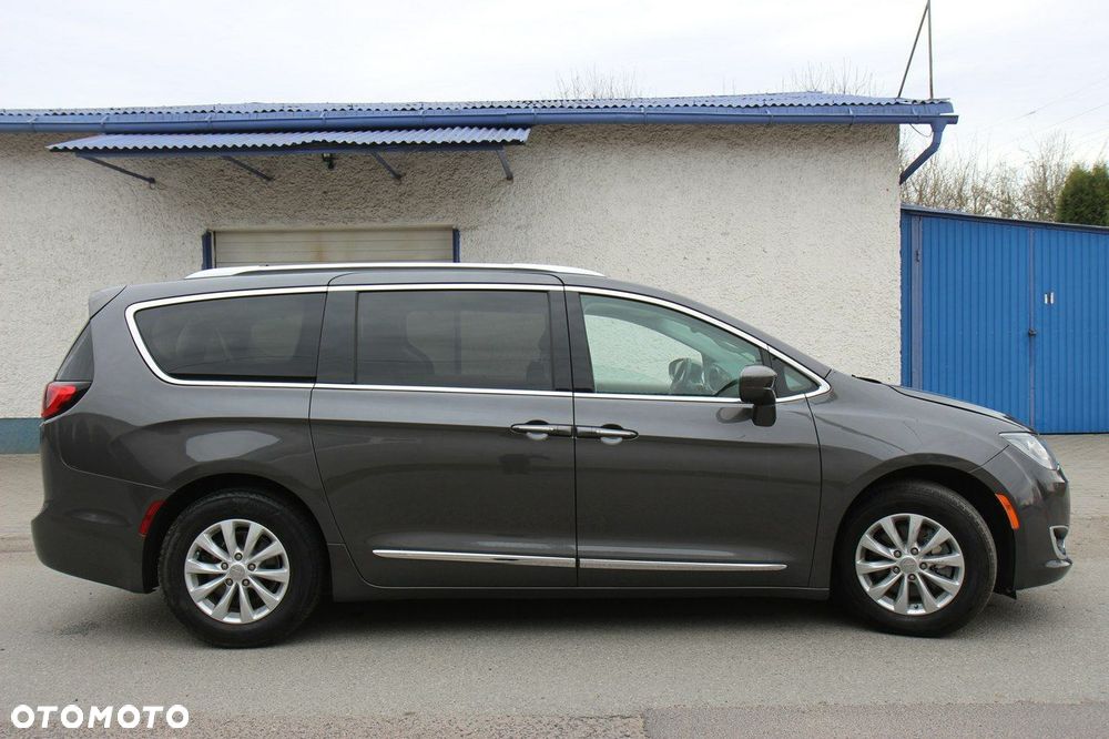 Chrysler Pacifica - 13