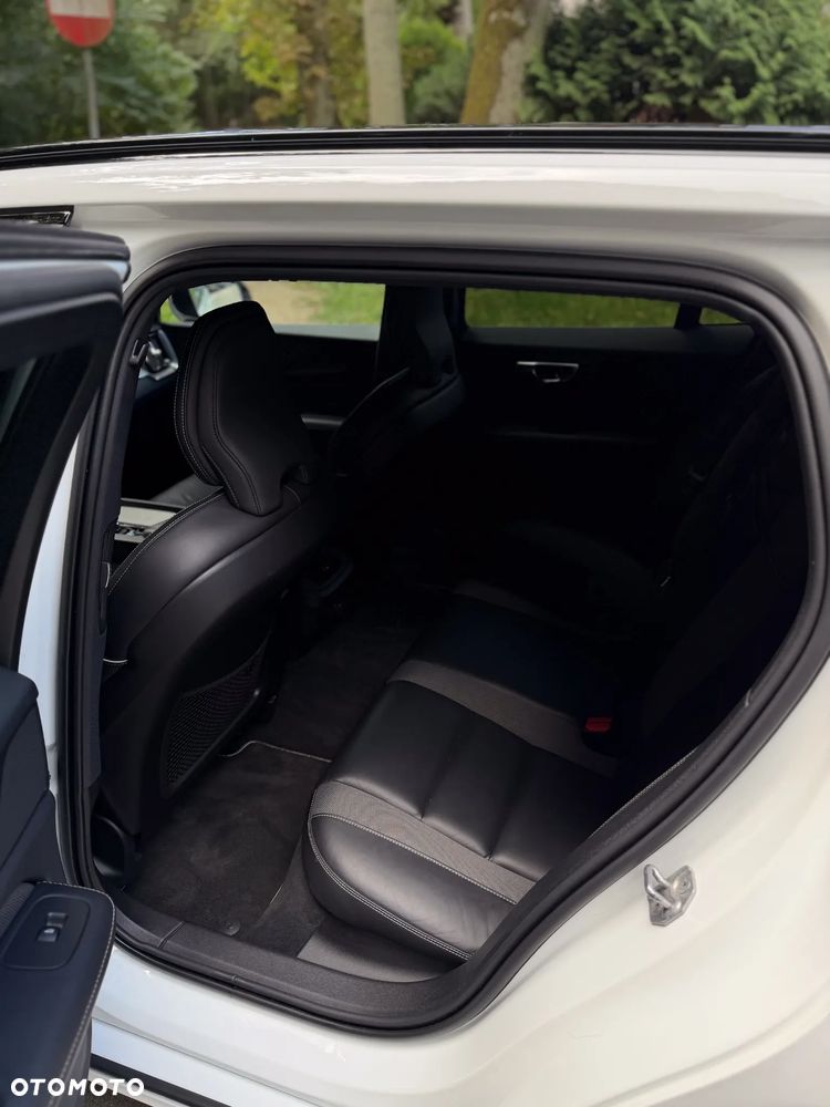 Volvo V60 B5 B R-Design - 14