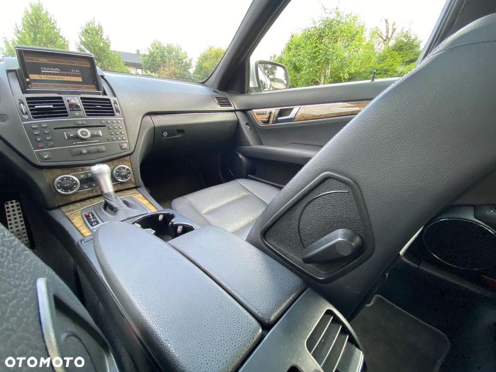 Mercedes-Benz Klasa C 300 Avantgarde 4-Matic - 28