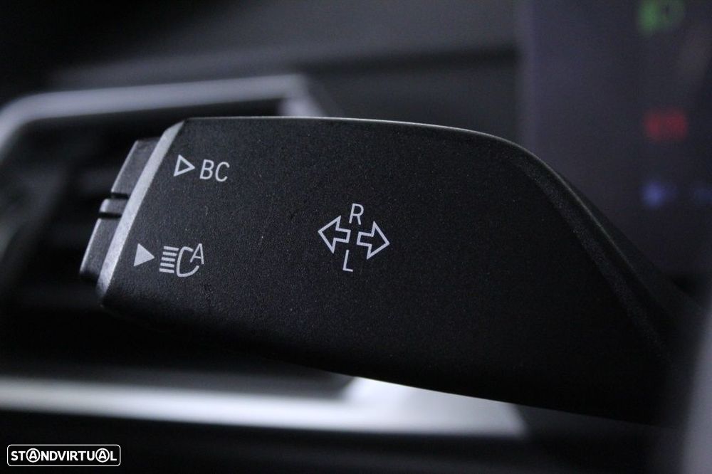 BMW 320 d Touring Pack Desportivo M Auto - 25