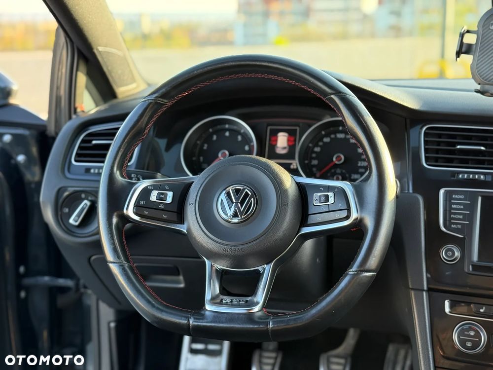 Volkswagen Golf - 22