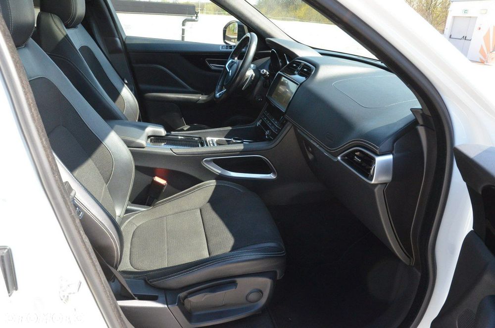 Jaguar F-Pace 2.0 i4P AWD Chequered Flag - 32