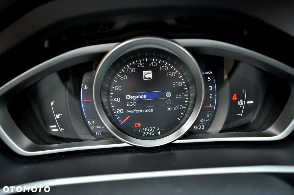 Volvo V40 D2 Drive-E R-Design Momentum - 16