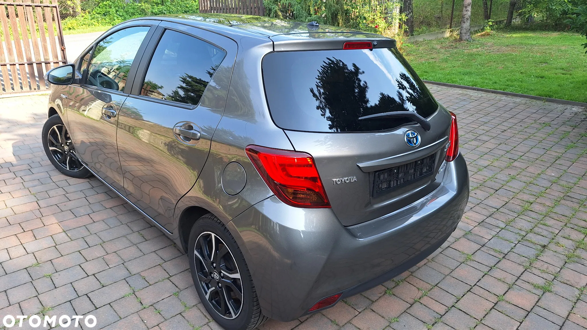 Toyota Yaris Hybrid 100 Premium - 8