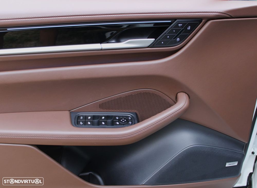 Porsche Macan Electric 4 - 18