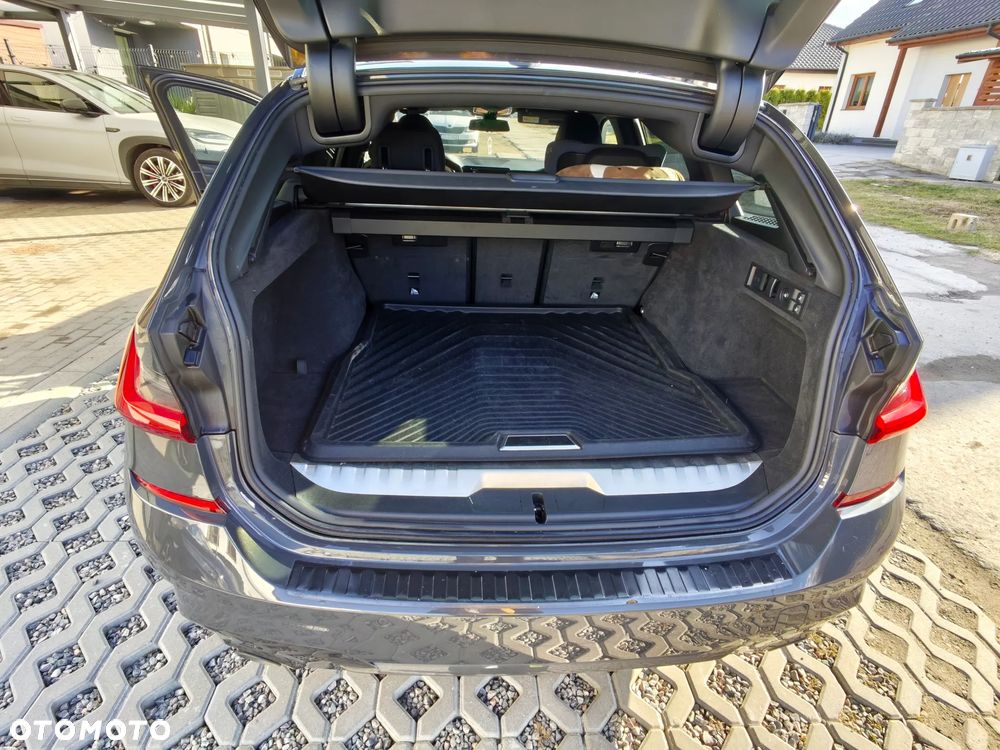 BMW Seria 3 330e xDrive M Sport - 9