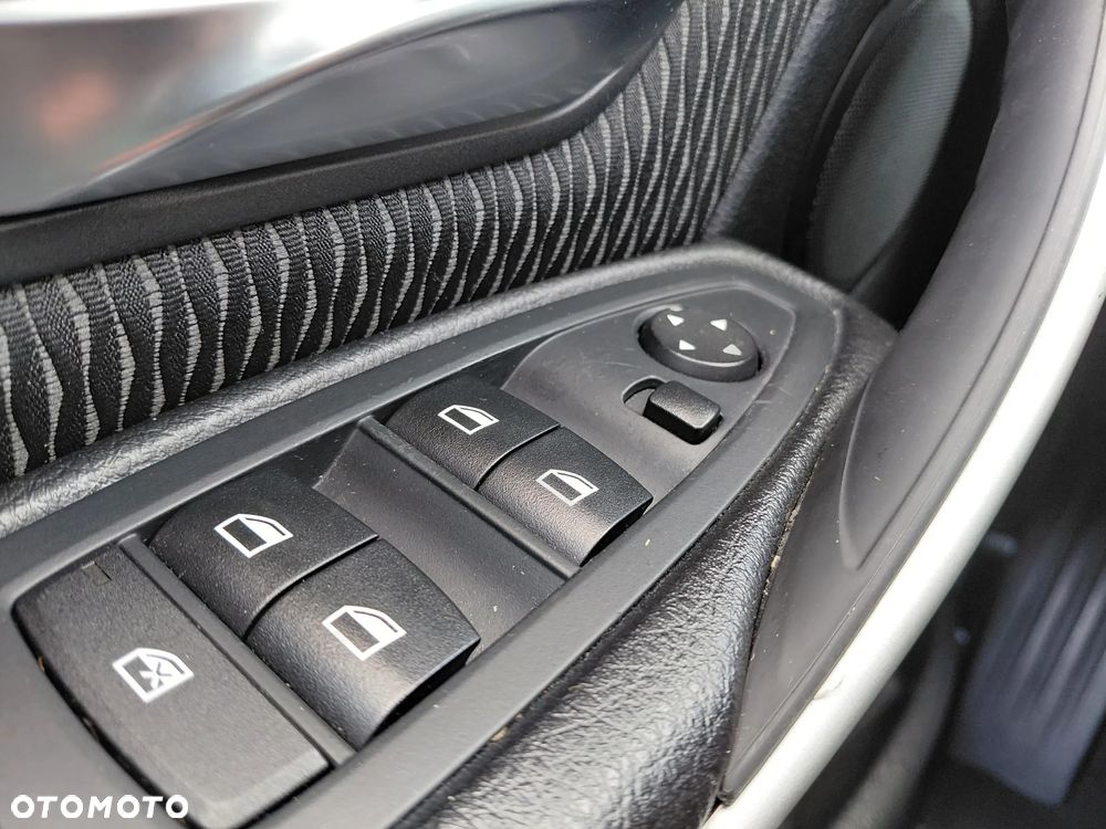 BMW Seria 3 318d Luxury Line EU6 - 35