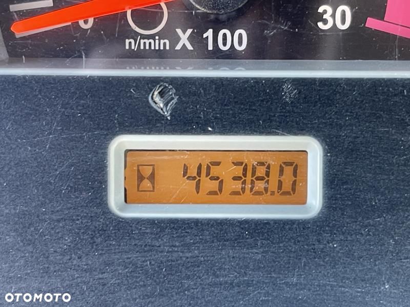 Caterpillar 428 F , rok 2012 Posiada w zestawie 4 łyżki, widły. - 11