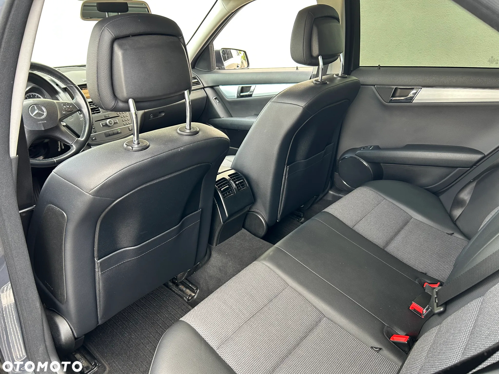 Mercedes-Benz Klasa C 180 CGI BlueEFFICIENCY Avantgarde - 10