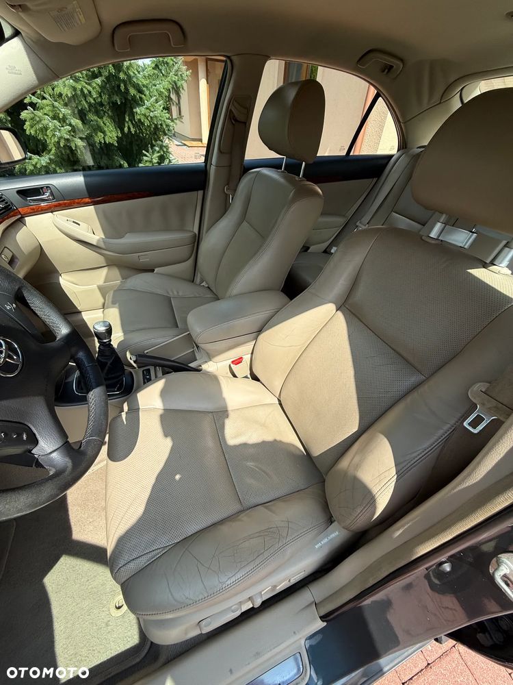 Toyota Avensis 2.2 D-CAT Sol - 11