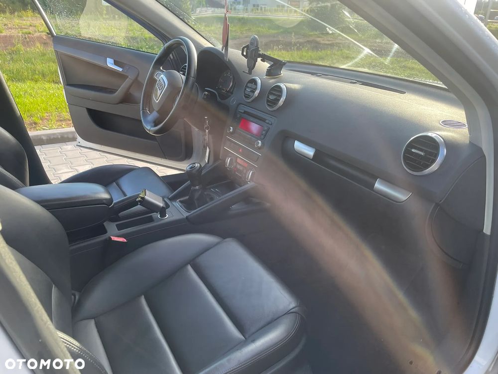 Audi A3 Sportback 1.6 TDI DPF Ambiente - 16
