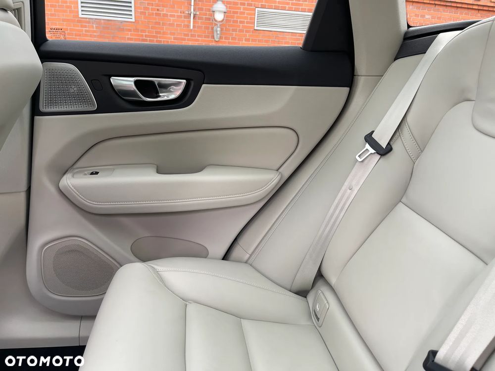 Volvo XC 60 B5 B AWD Ultra Dark - 24