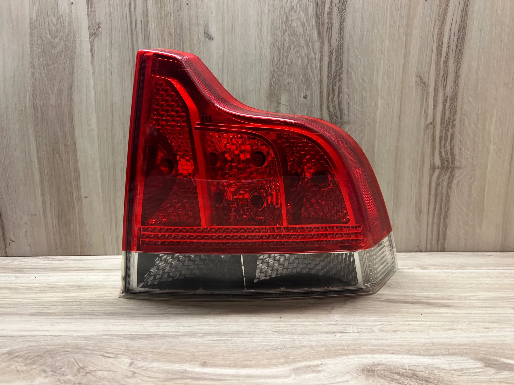 LAMPA TYLNA PRAWA VOLVO S60 FL LIFT - 1