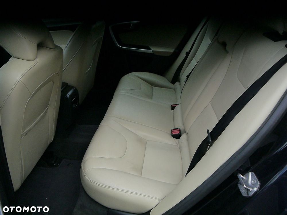 Volvo V60 D2 Drive-E Momentum - 32
