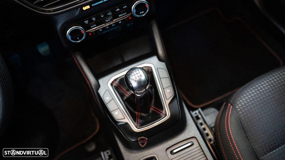 Ford Kuga 1.5 EcoBoost ST-LINE - 34