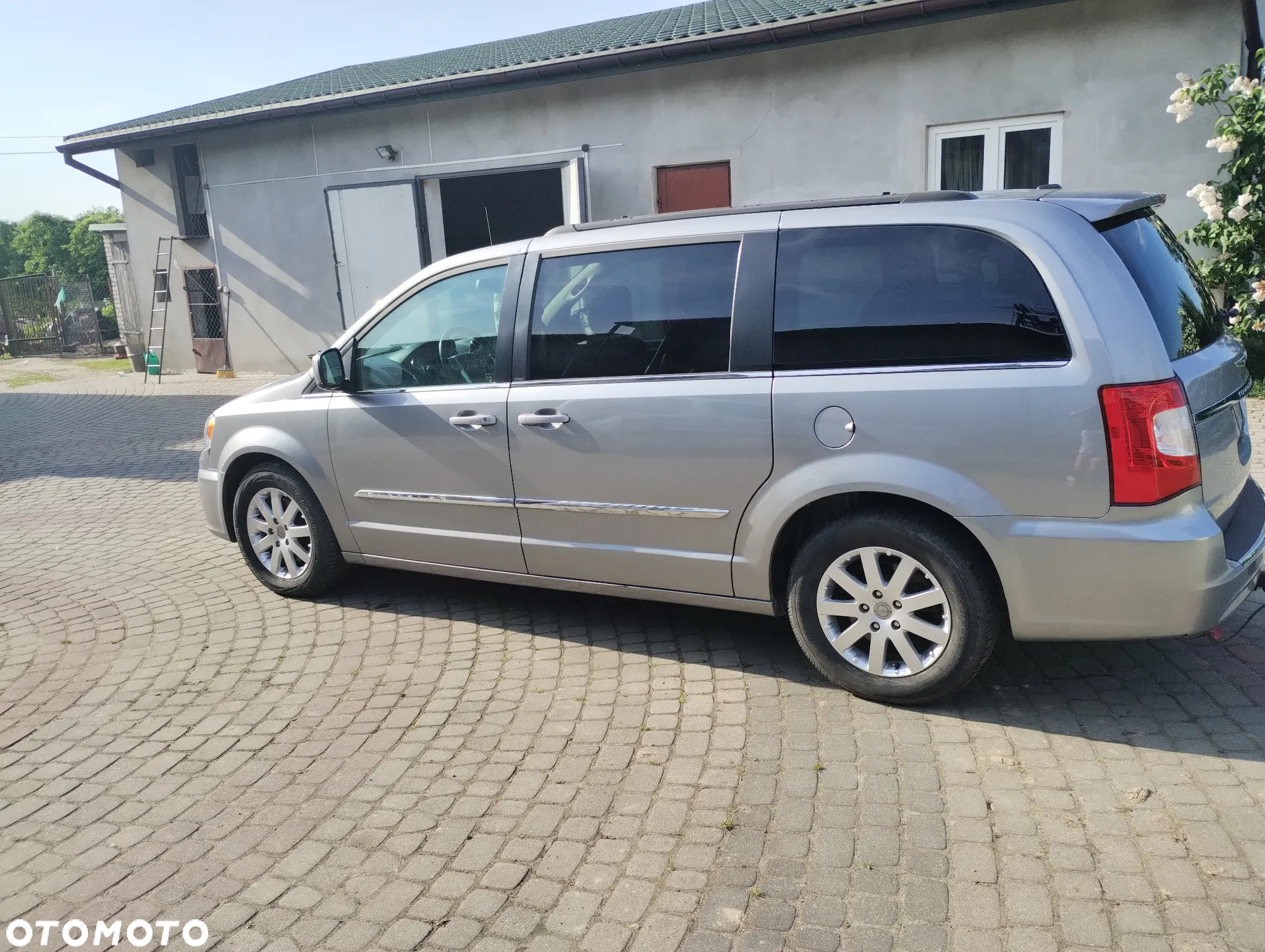Chrysler Town & Country - 4