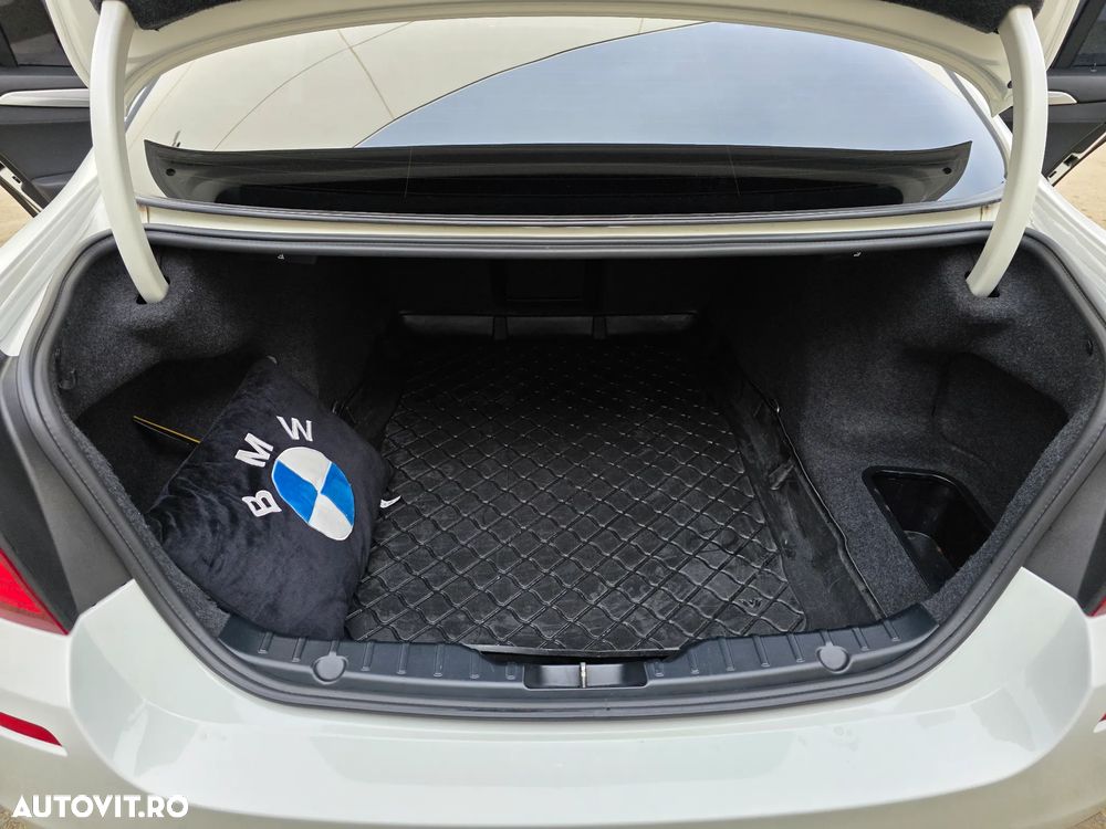 BMW Seria 5 525d xDrive AT - 28