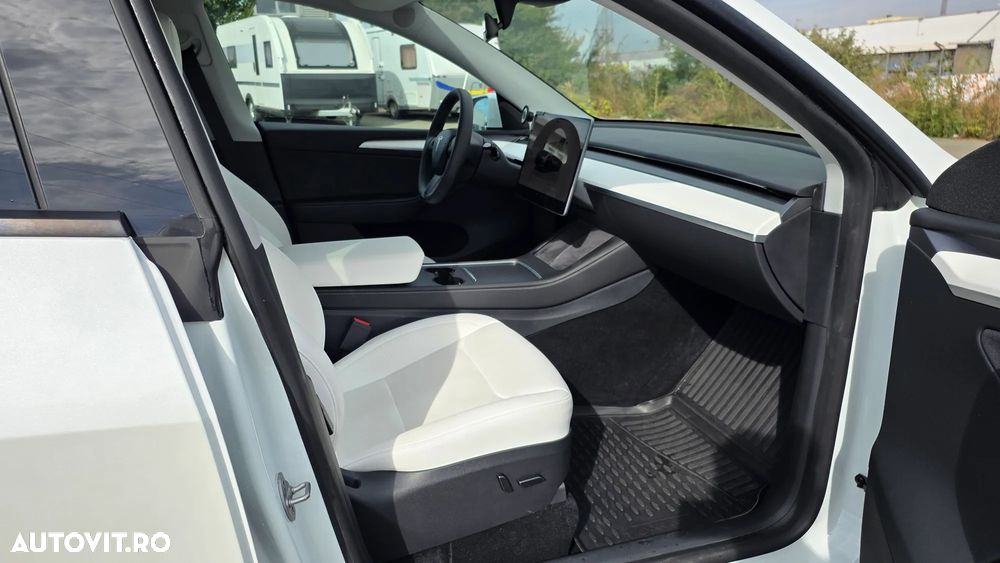 Tesla Model Y - 7