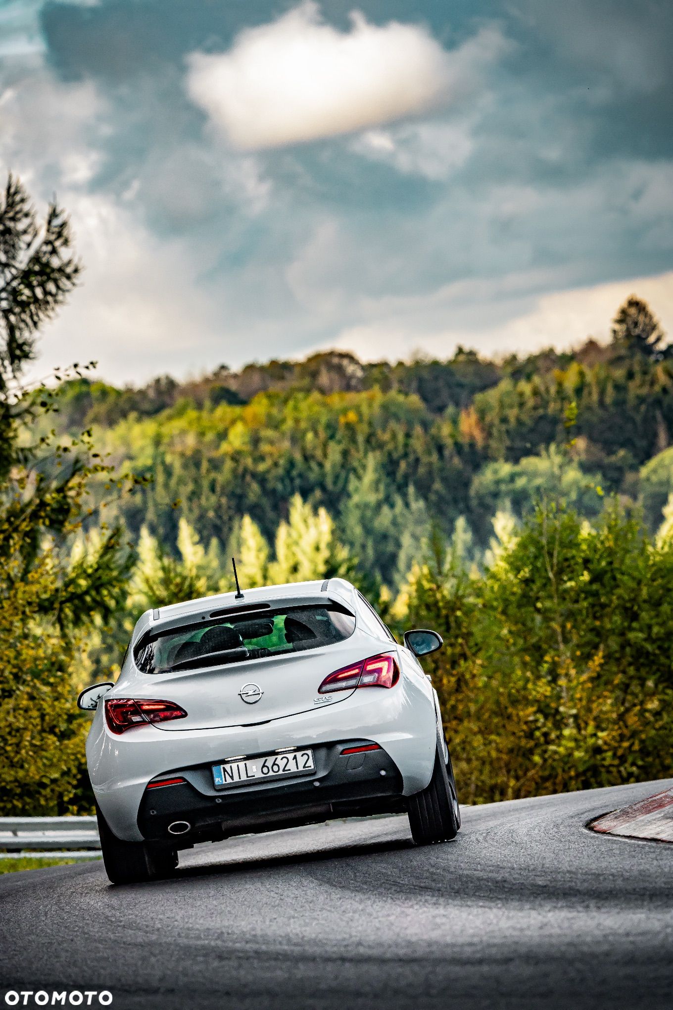 Opel Astra IV GTC 1.6 T Sport - 1