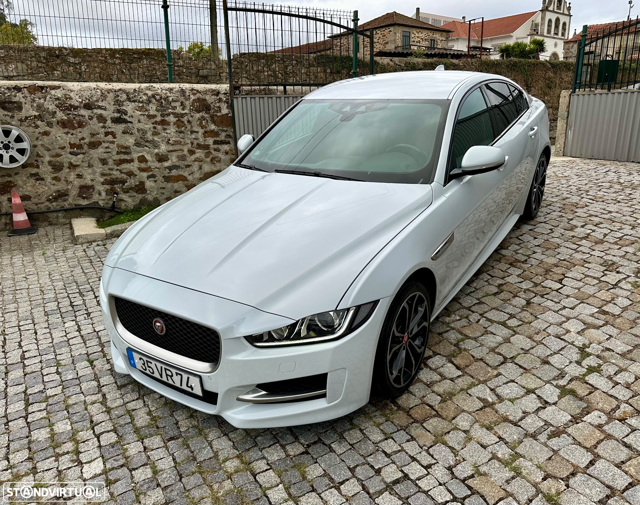 Jaguar XE 2.0 D R-Sport AWD Aut. - 12
