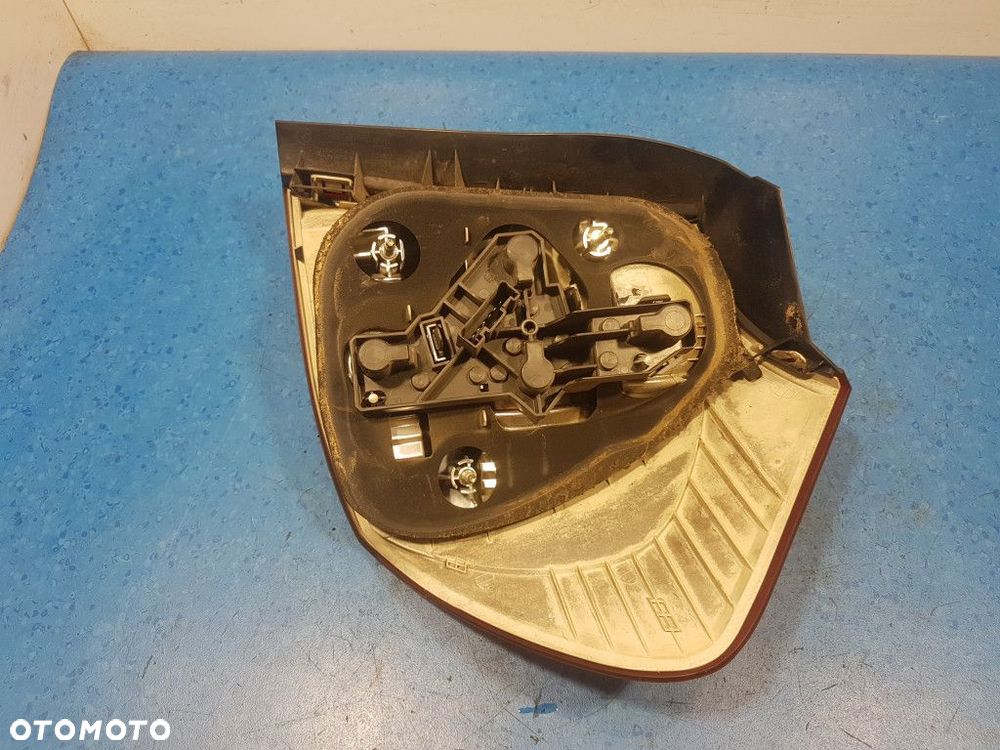 BMW 1 E87  LAMPA TYŁ LEWA ZEWNĘTRZNA - 8