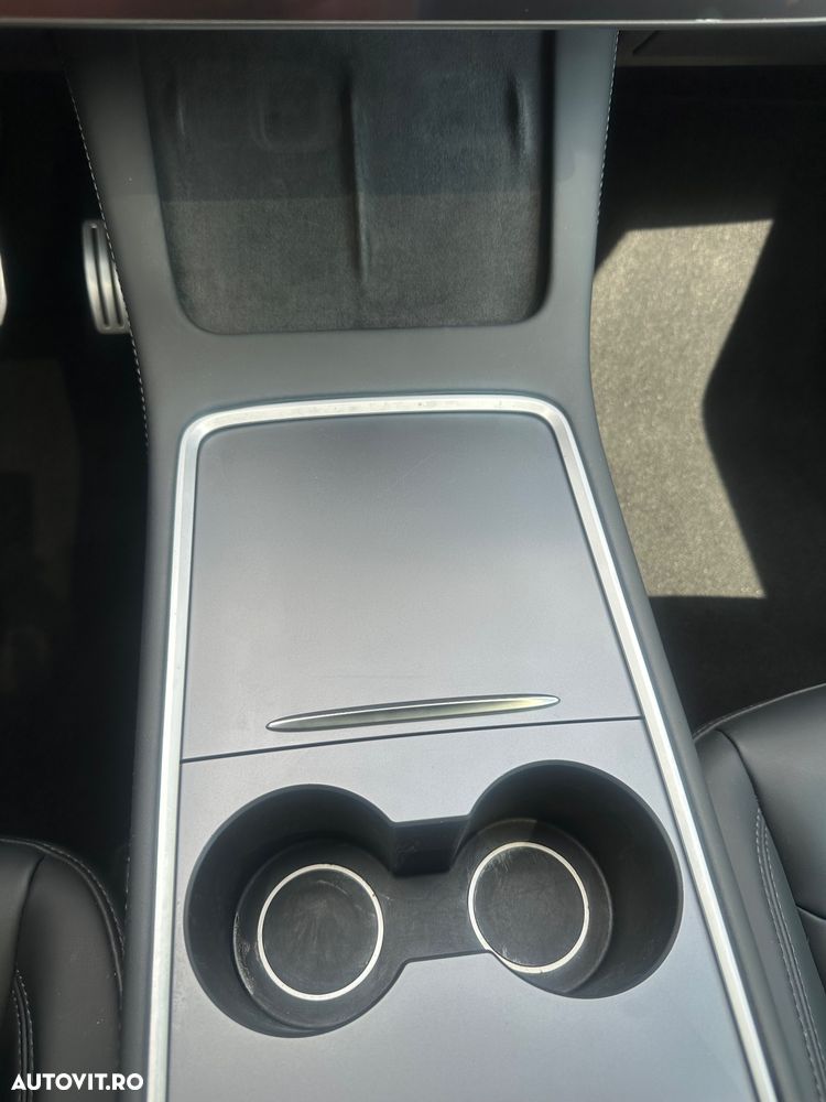 Tesla Model Y - 23