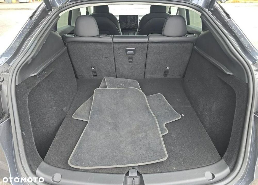 Tesla Model Y Long Range Dual Motor AWD - 11