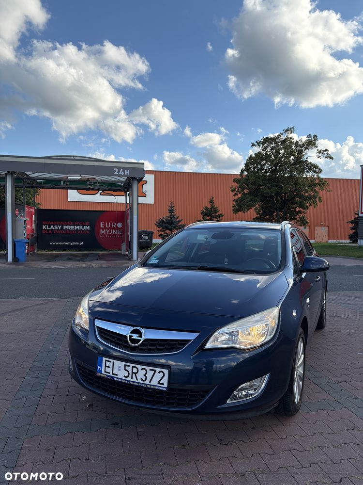 Opel Astra 2011 photo 2