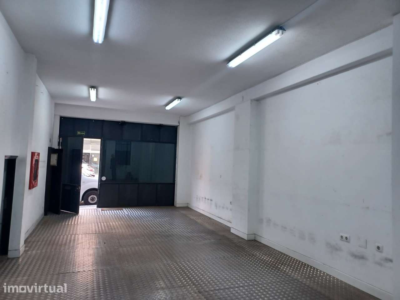 Loja comercial de 162 m2 com montra, no centro do Porto - Grande imagem: 4/12