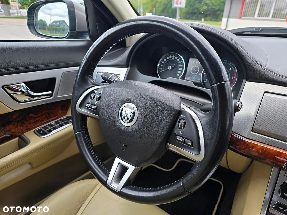 Jaguar XF 2.2 D Premium Luxury - 26