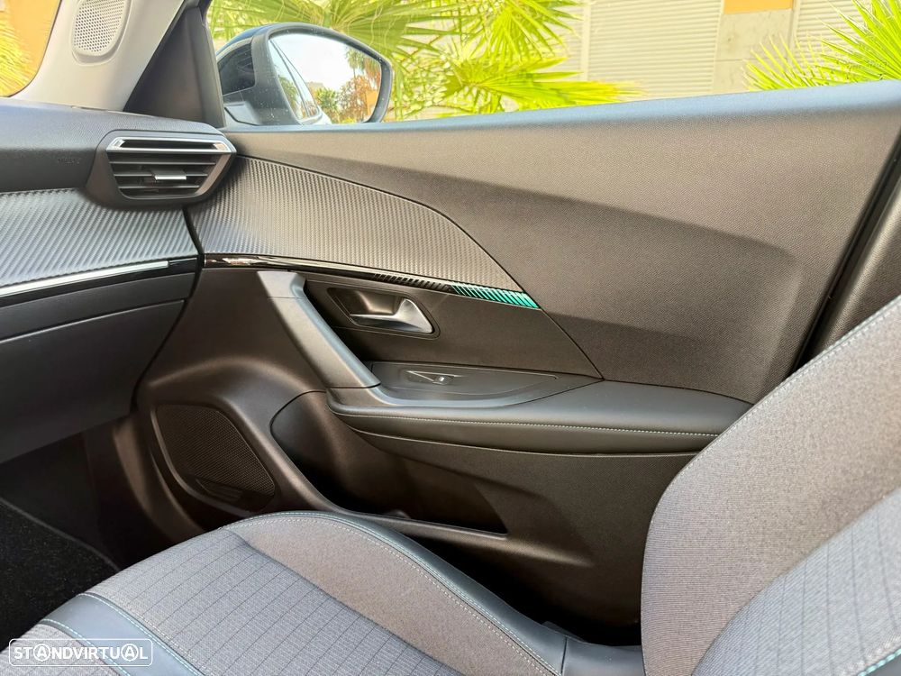 Peugeot e-2008 Allure - 21