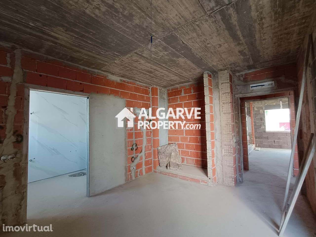 Moradia geminada V4 a poucos pasos de cafés e restaurantes com vista s - Grande imagem: 2/40