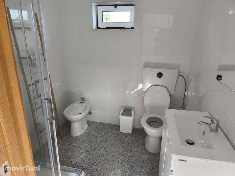 Aluga-se pequena moradia T2 mobilada – Canas de Santa Maria - Grande imagem: 3/12