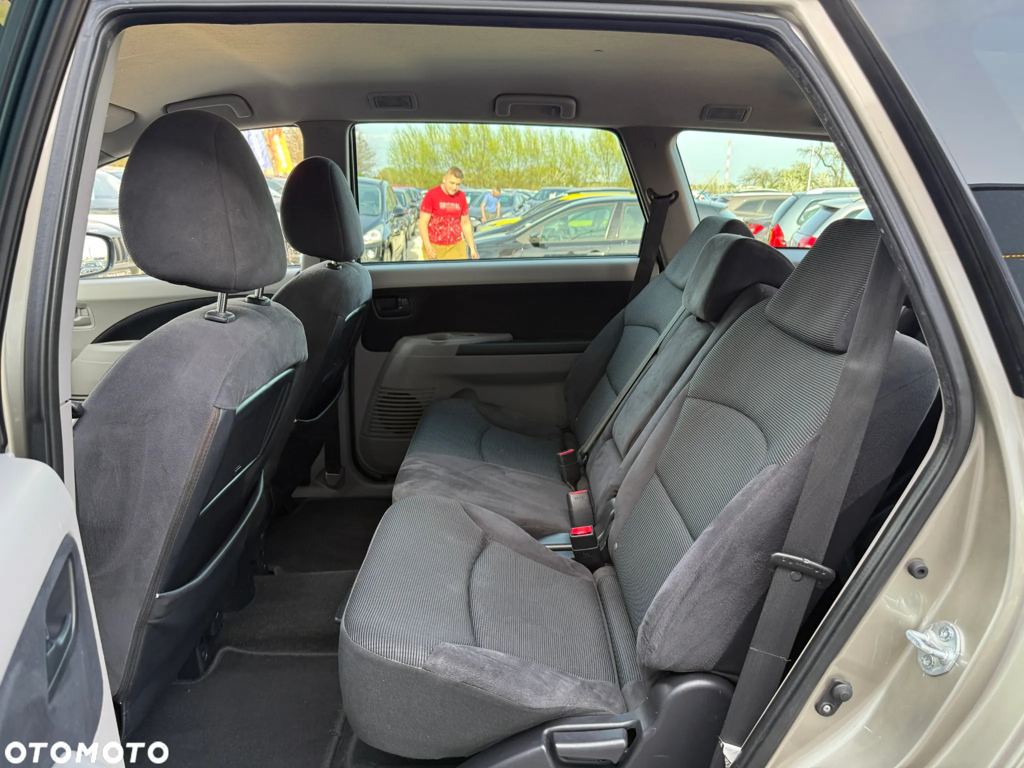 Mitsubishi Grandis 2.4 Intense - 31