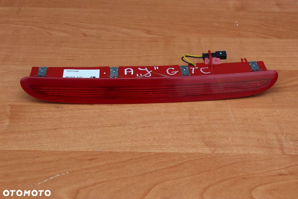 ŚWIATŁO TRZECI STOP W KLAPĘ OPEL ASTRA J GTC 3 DRZWI 13372164