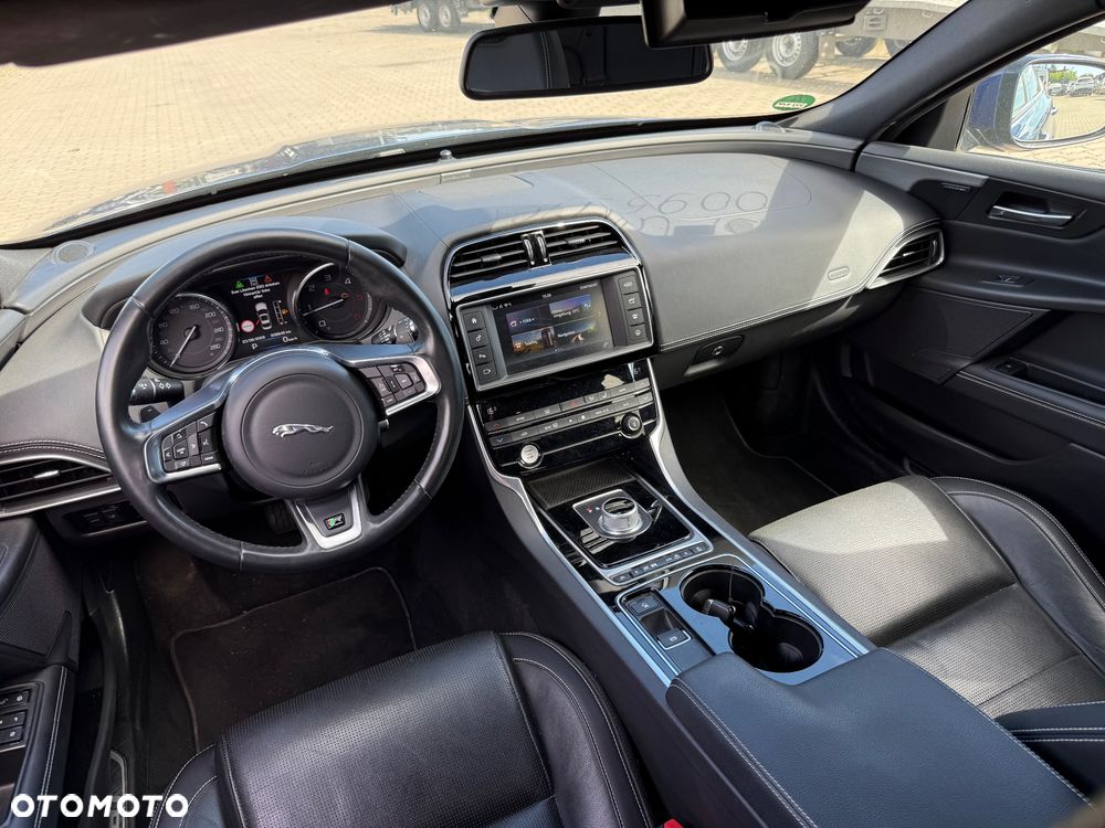 Jaguar XE 20d R-Sport - 12