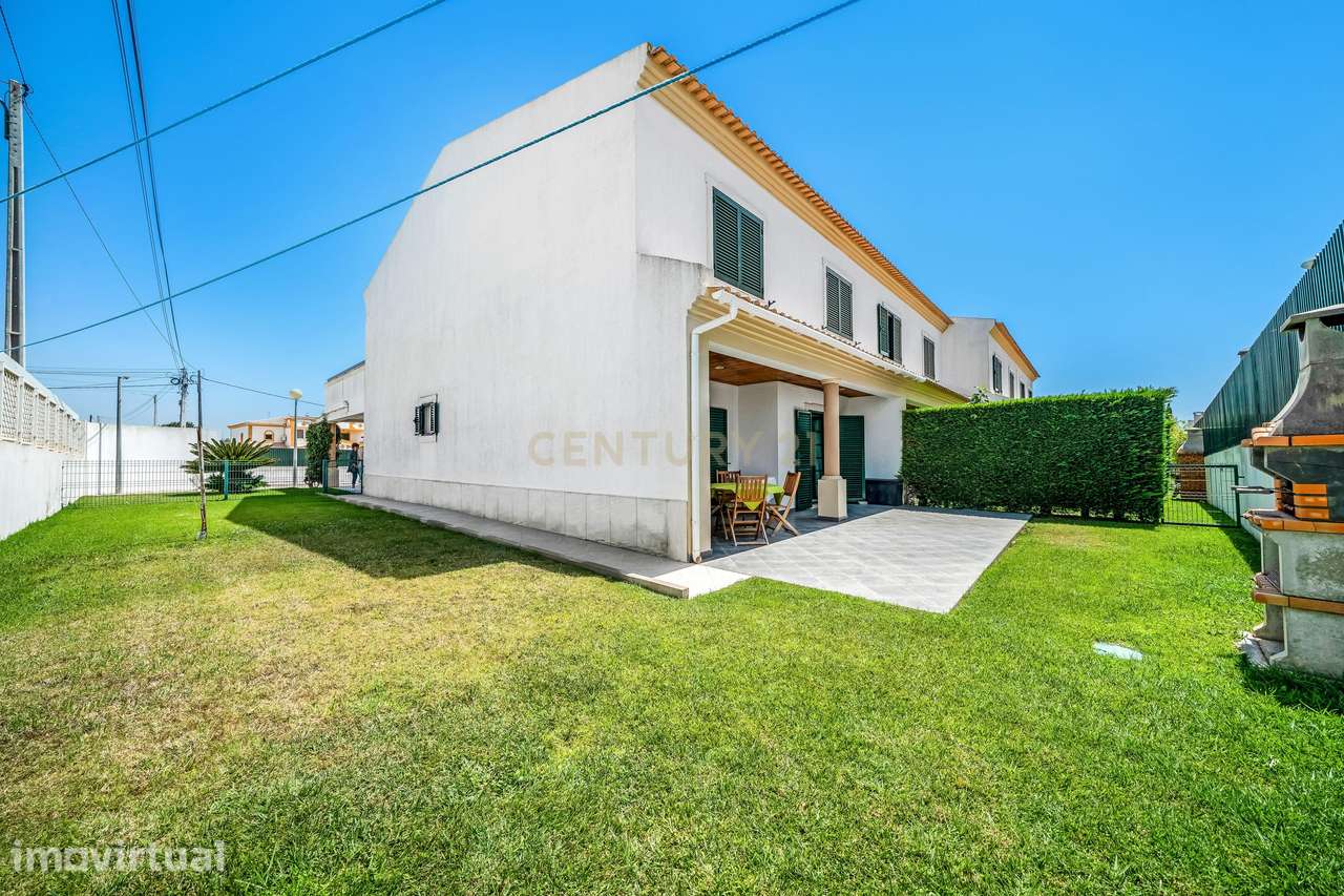 Moradia de Canto T2+2 com jardim em Condomínio Privado com Piscina – F - Grande imagem: 2/32