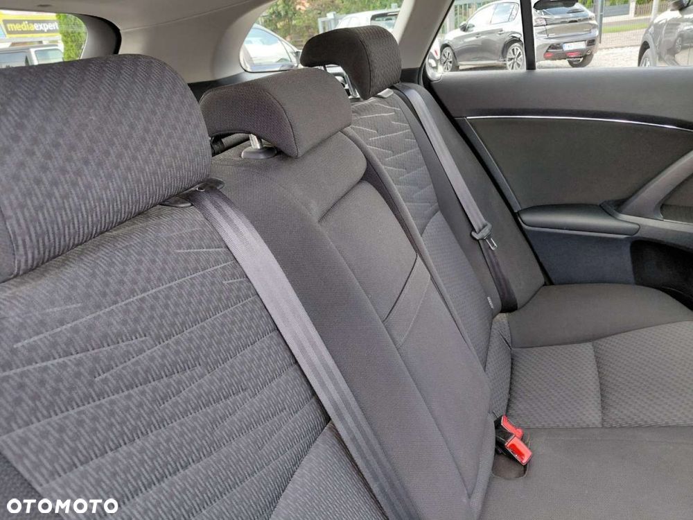 Toyota Avensis - 17